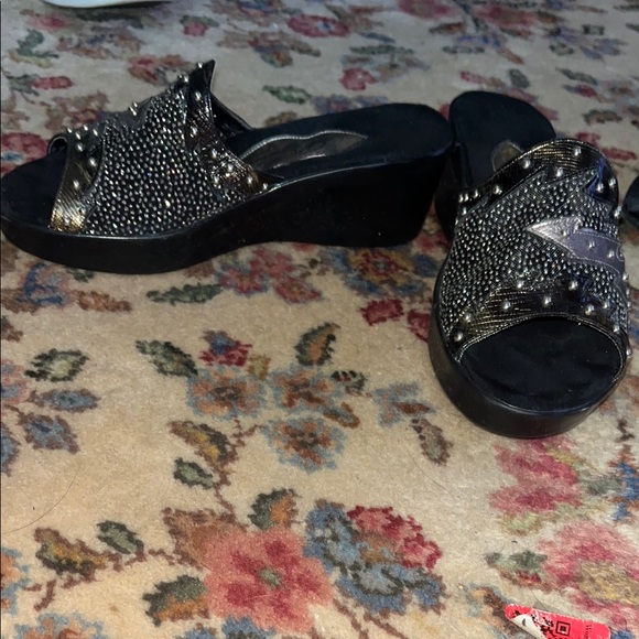 Elegant Black and Silver Open-Toe Sandals - Picture 8 of 12
